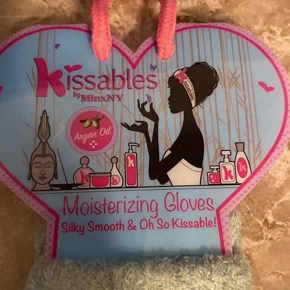 NWT Kissables Moisturizing Gloves - Picture 3 of 4